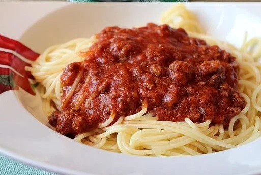 Heerlijke en smakelijke bolognesesaus bereiding voor pastagerechten