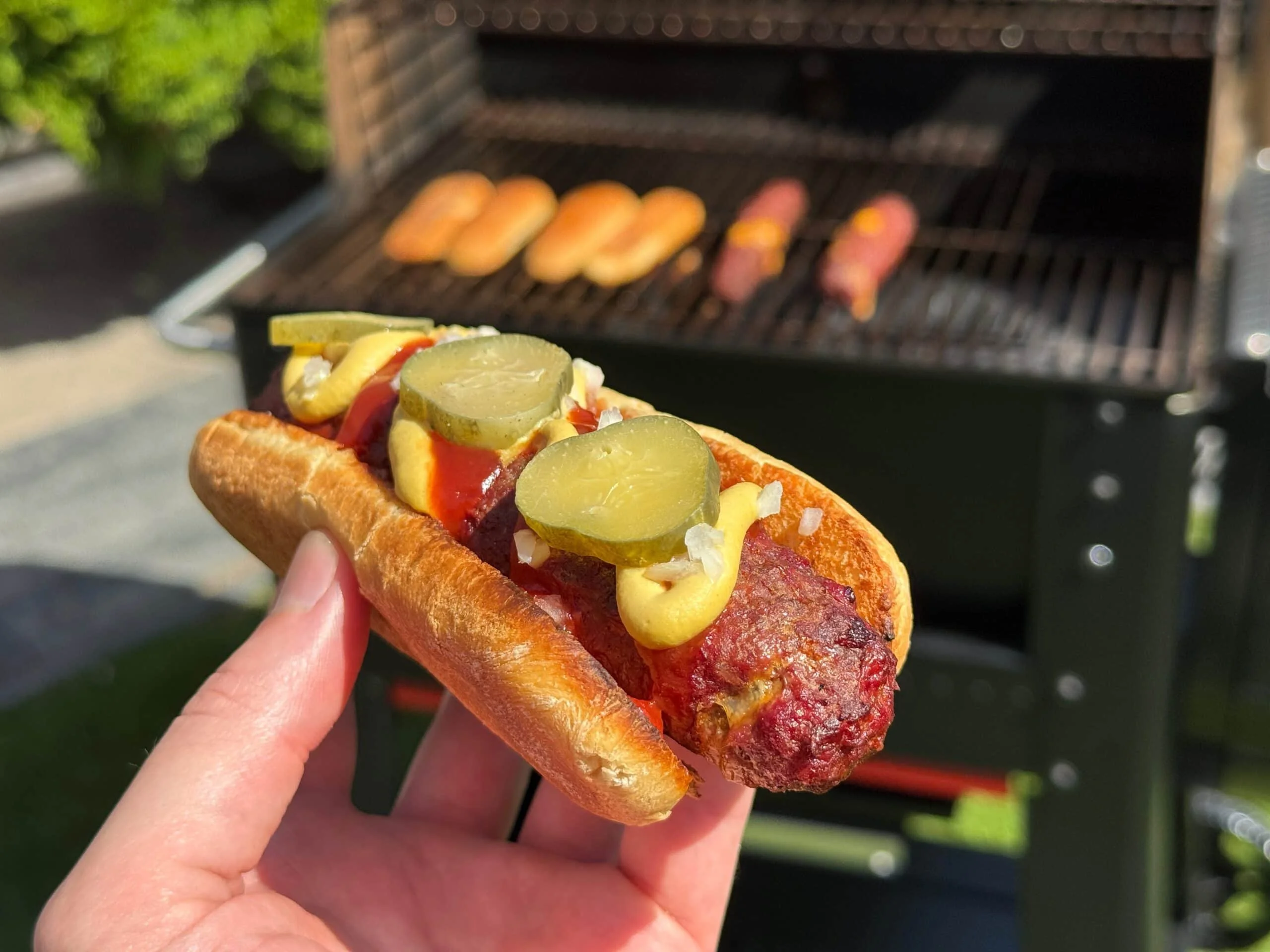 Cheeseburger hotdogs met gesmolten kaas en toppings op een bord