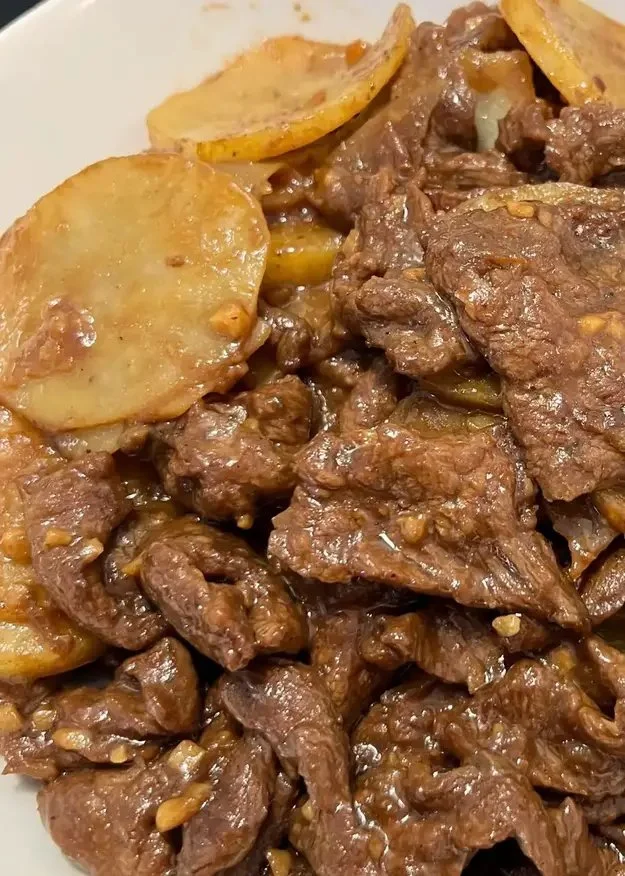 Chinese roerbak met rundvlees en aardappelen voor een snel en smakelijk diner.