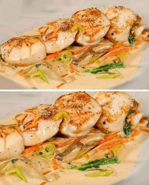 Heerlijke coquilles met preifondue geserveerd op een bord.
