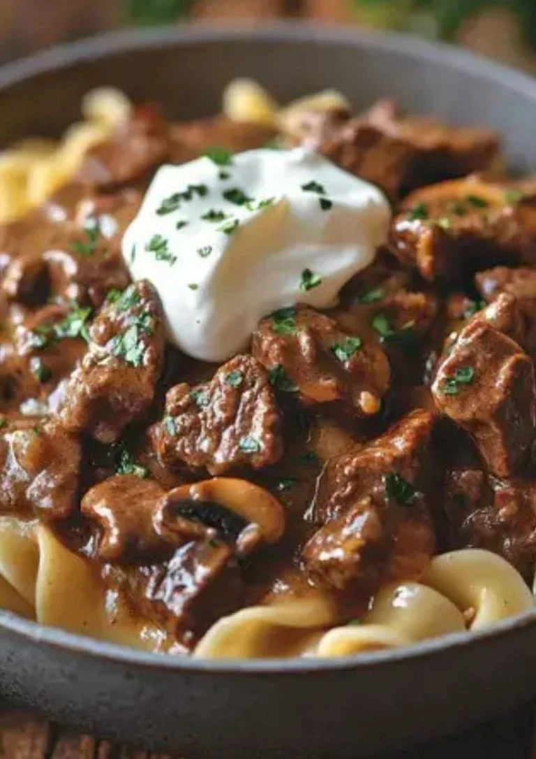 Heerlijke slow cooker beef stroganoff met romige saus en zachte rundvleesstukken.