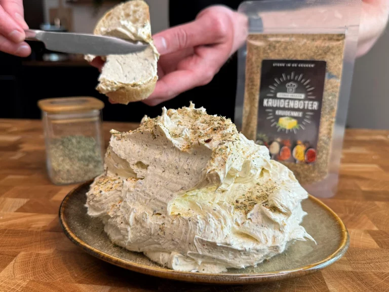 Fluffy kruidenboter gemaakt met verse kruiden en ingrediënten.