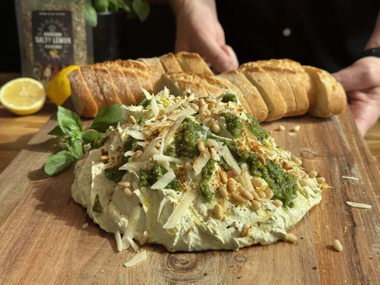 Fluffy Pesto Boter in een glazen pot op een houten snijplank
