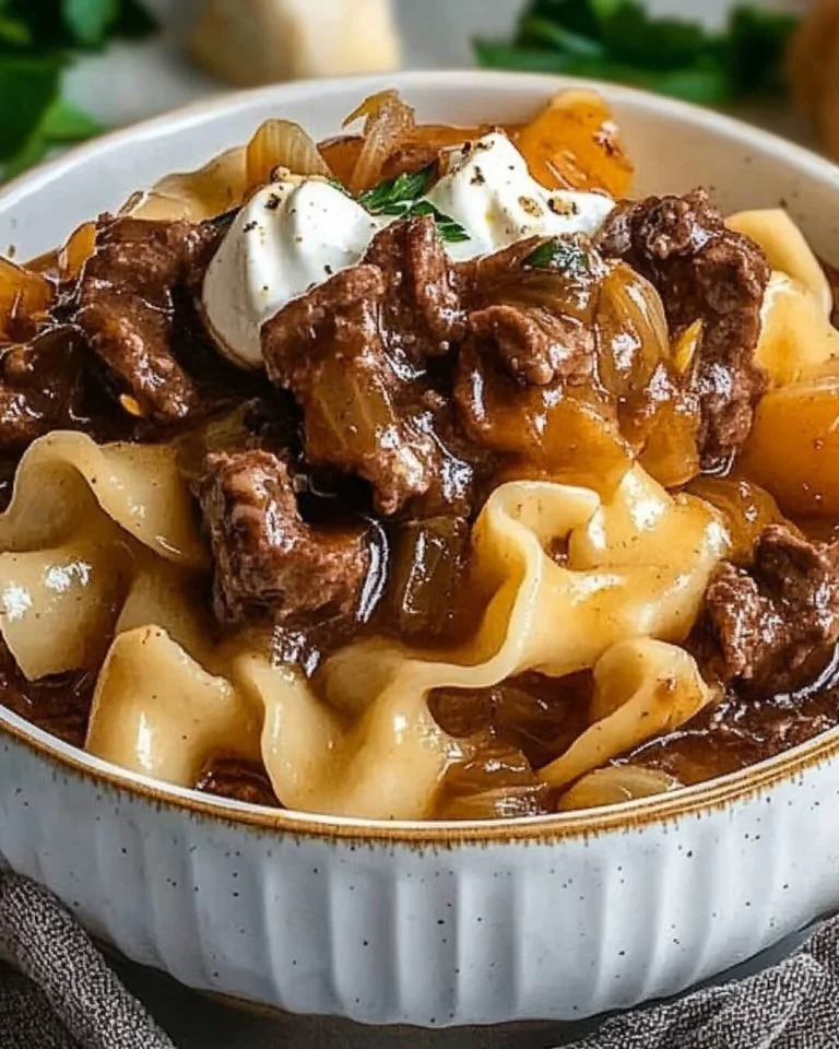 Recept voor Franse uienvlees met noodles in een mooie serveerschotel