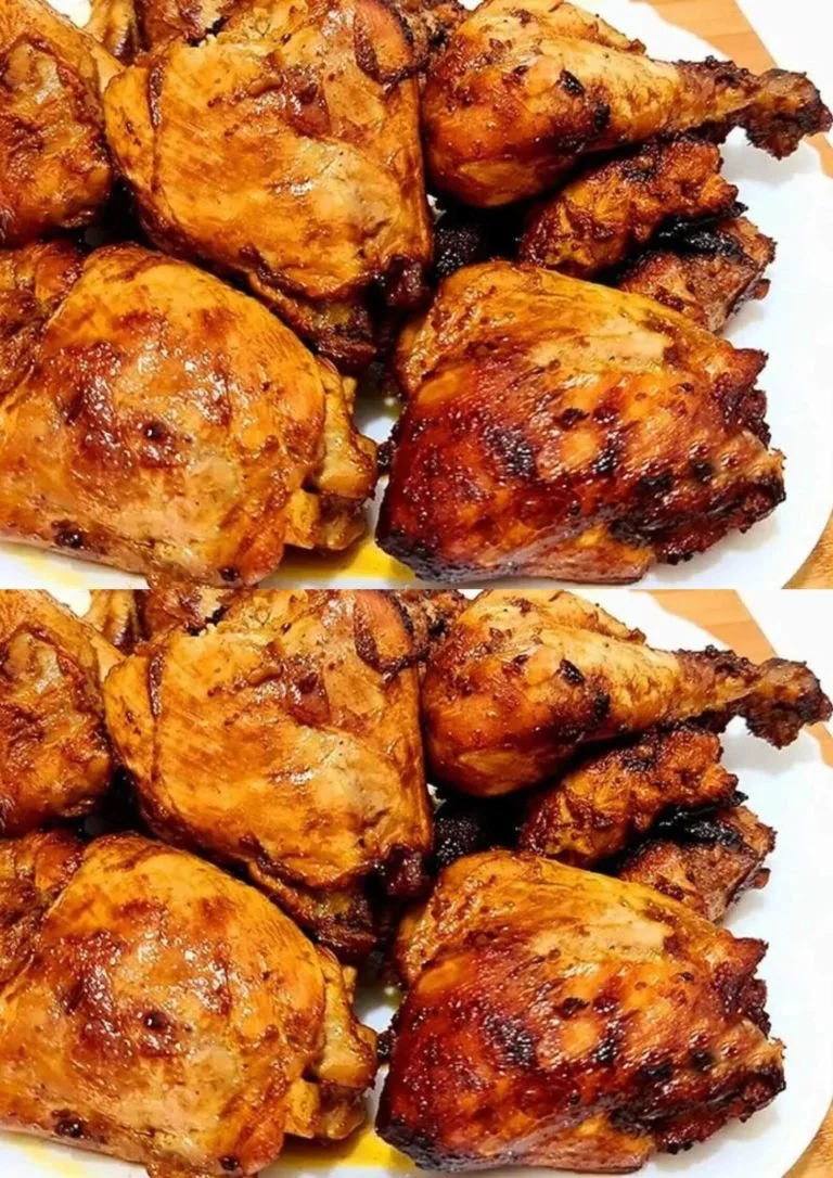 Gefrituurde kip met uien op een bord, smakelijk en krokant