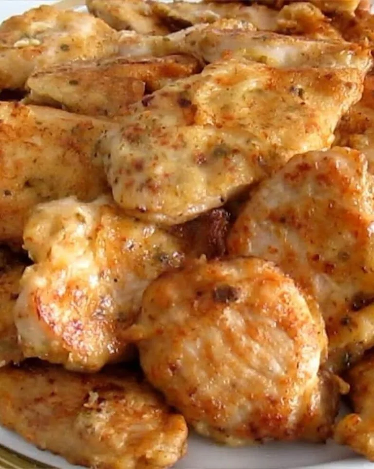 Gefrituurde kippenfilet met saus op een bord