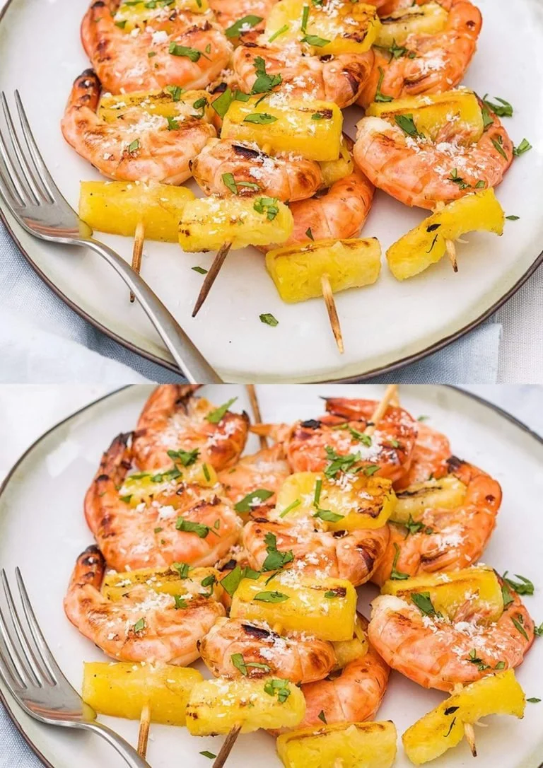Gegrilde garnalenspiezen met ananas op een bord