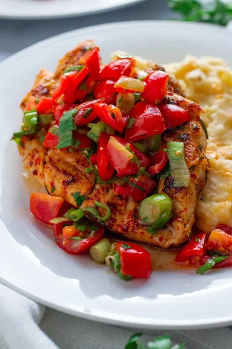 Gegrilde kip met pittige tomatensalsa en maïsaardappelpuree gerecht