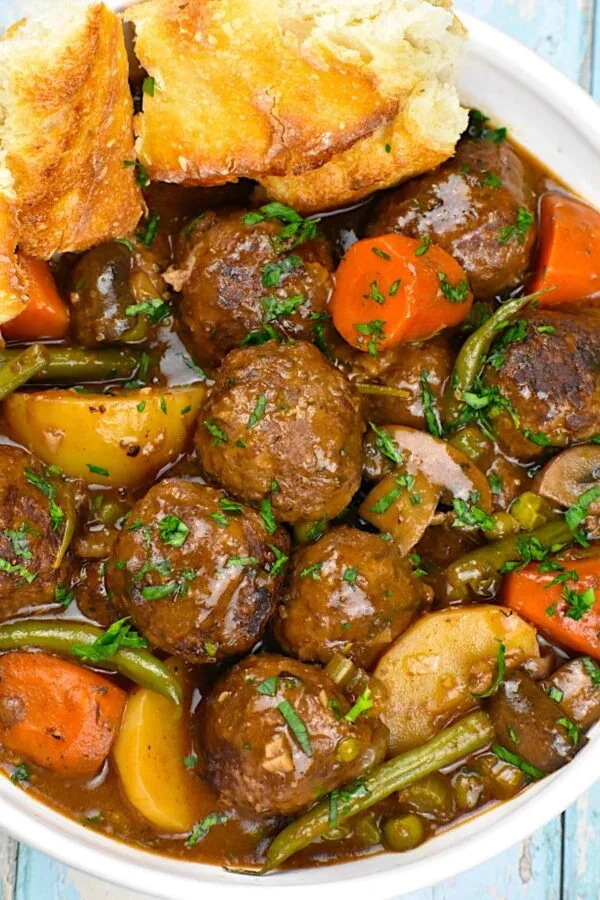 Gehaktballen met stoofschotel op een bord, heerlijk en smaakvol gerecht