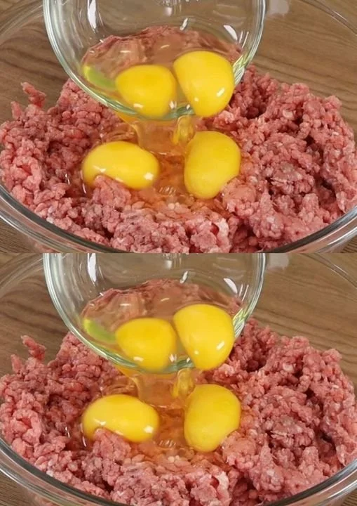 Gehaktballetjes met kaas en tomaat, ideaal voor een snel diner.