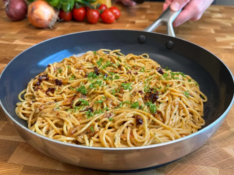 Gekarameliseerde Ui Pasta gerecht met een rijke en smaakvolle saus