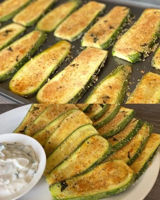 Gepaneerde courgettesticks met yoghurtdip op een bord