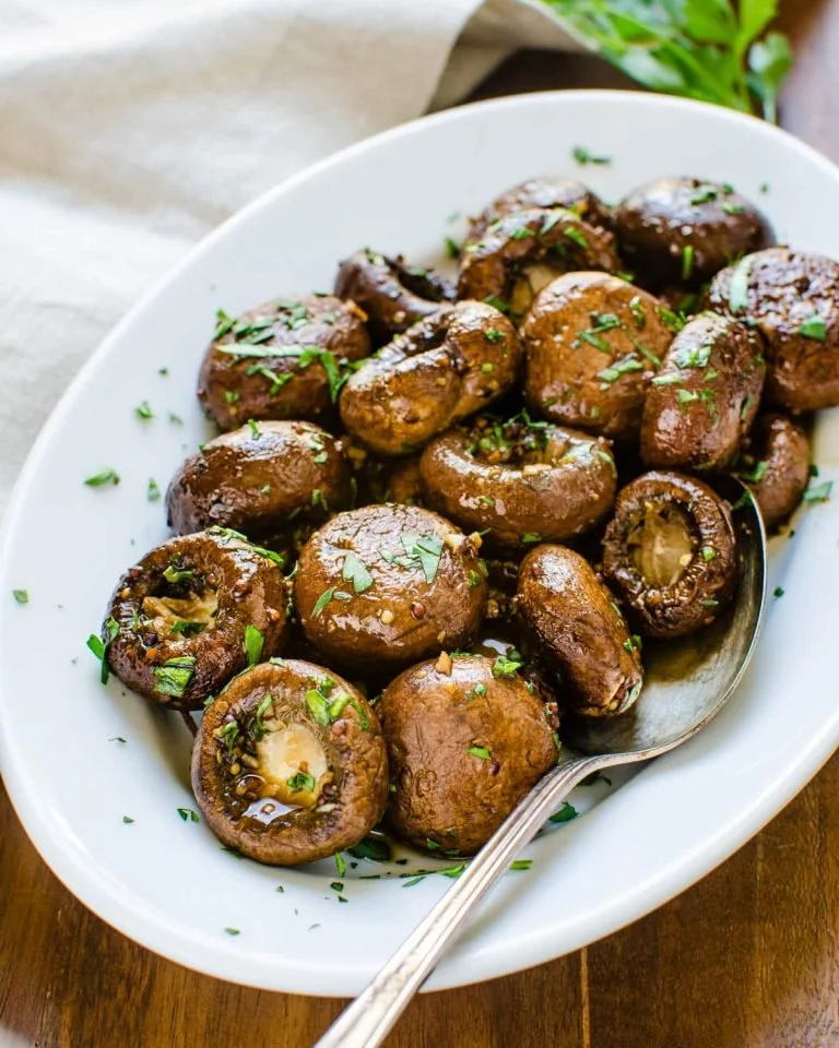Geroosterde balsamico champignons in een servies.