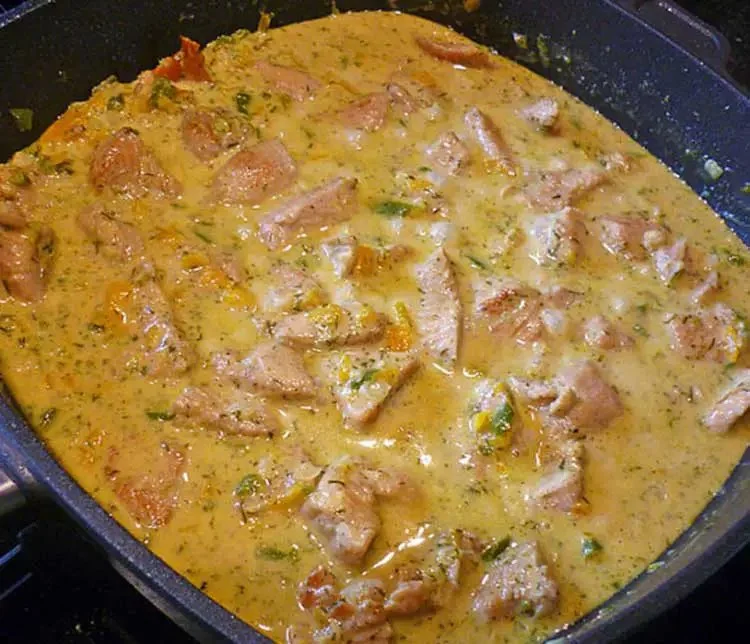 Gesneden kalkoen met honing op een bord, perfect voor een feestmaaltijd.