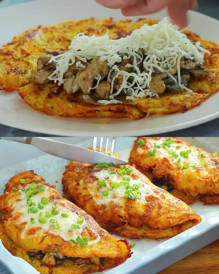 Gevulde hash browns met romige kip, champignon en mozzarella vulling op een bord.