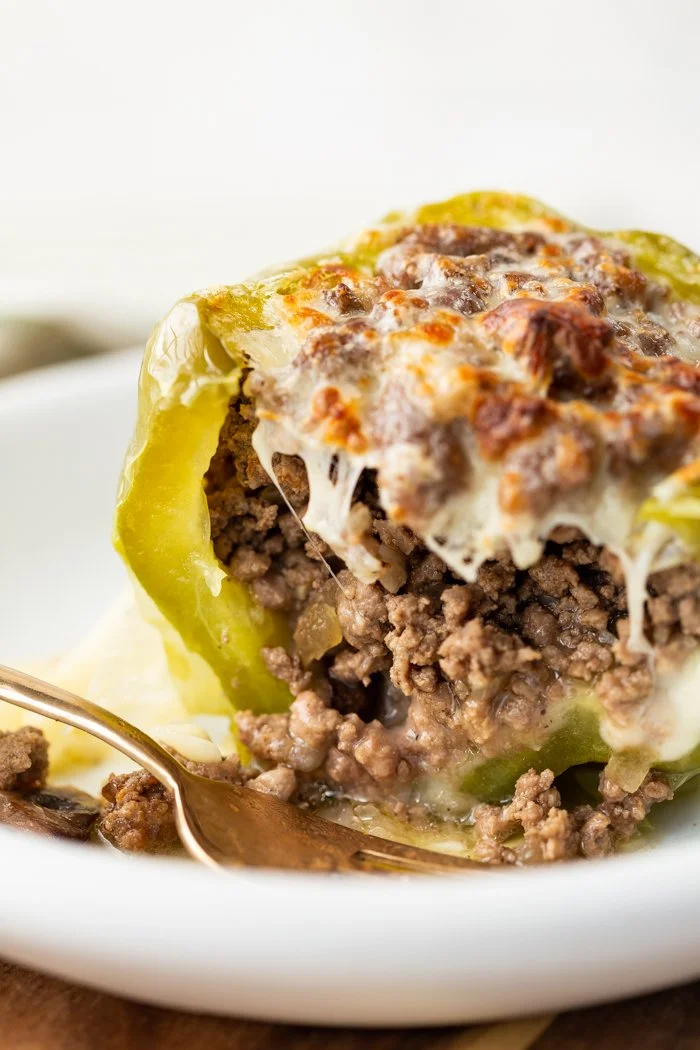Heerlijke gevulde paprika's met smakelijke vulling op een bord
