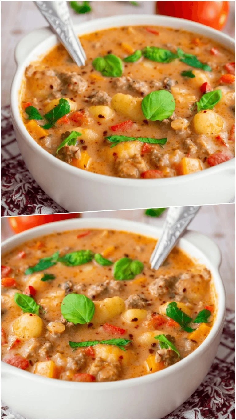 Heerlijke gnocchi soep met Parmezaanse kaas in een kom