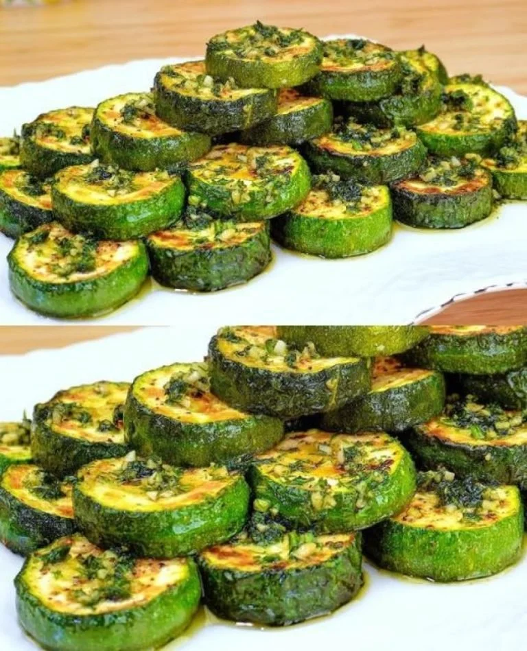 Goudbruin gefrituurde courgette met knoflook en verse kruiden op een bord