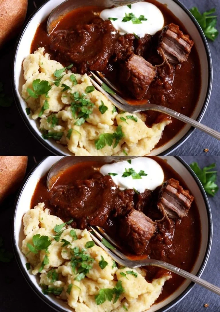 Heerlijke goulash met vlees en groenten in een kom