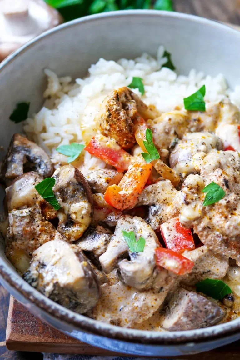 Griekse Gyro Schotel met gesmolten kaas en verse ingrediënten