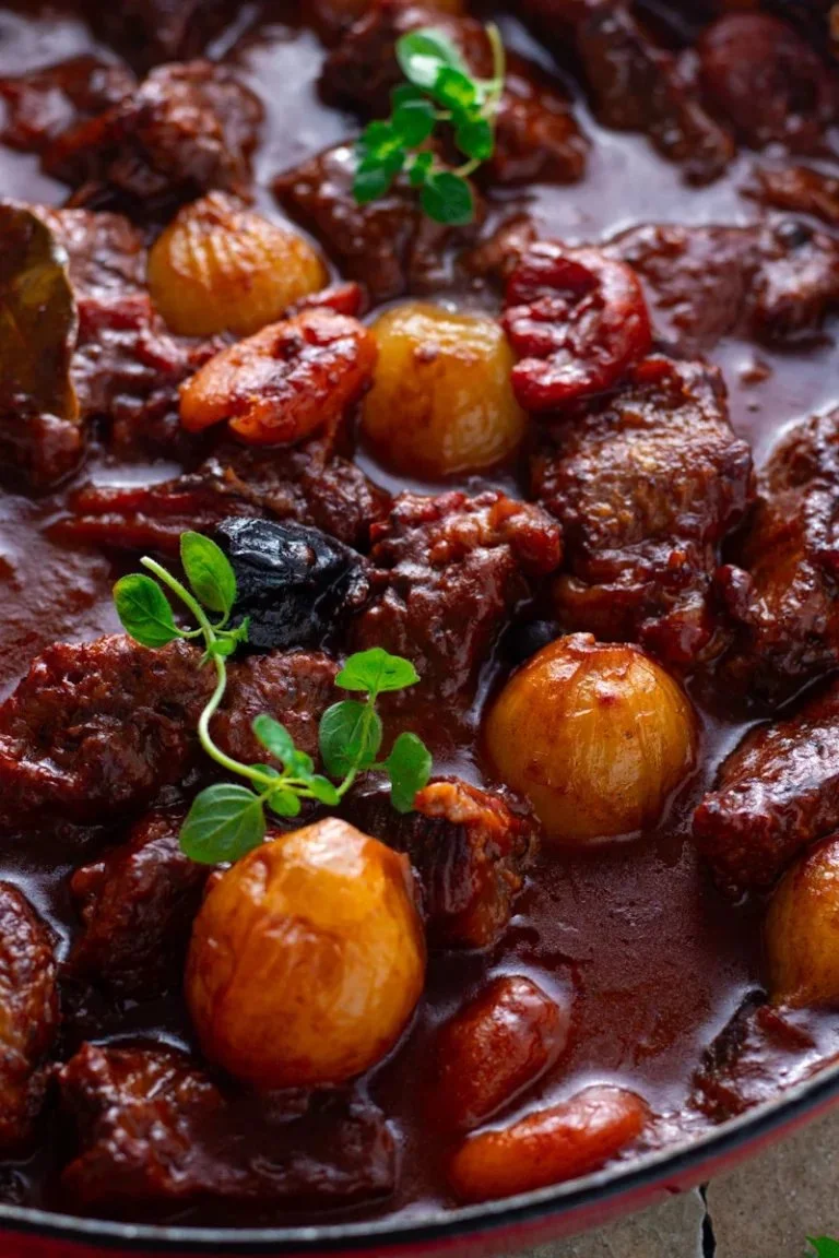 Een rijke Griekse Stoofschotel vol groenten en vlees in een smaakvolle saus.