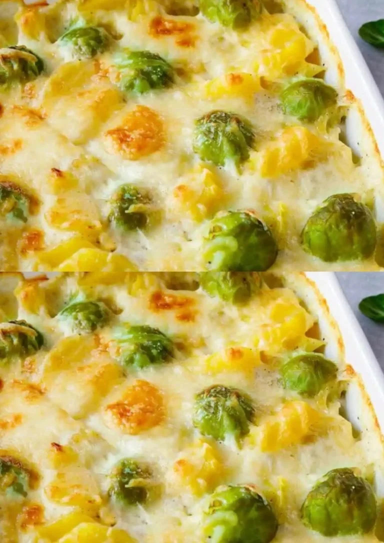 Hartige cottage cheese ovenschotel met spruitjes in een schaal