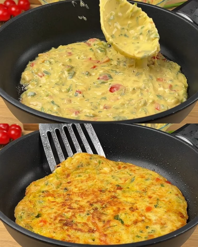 Hartige courgette pannekoeken met kip en romige champignon saus op een bord.