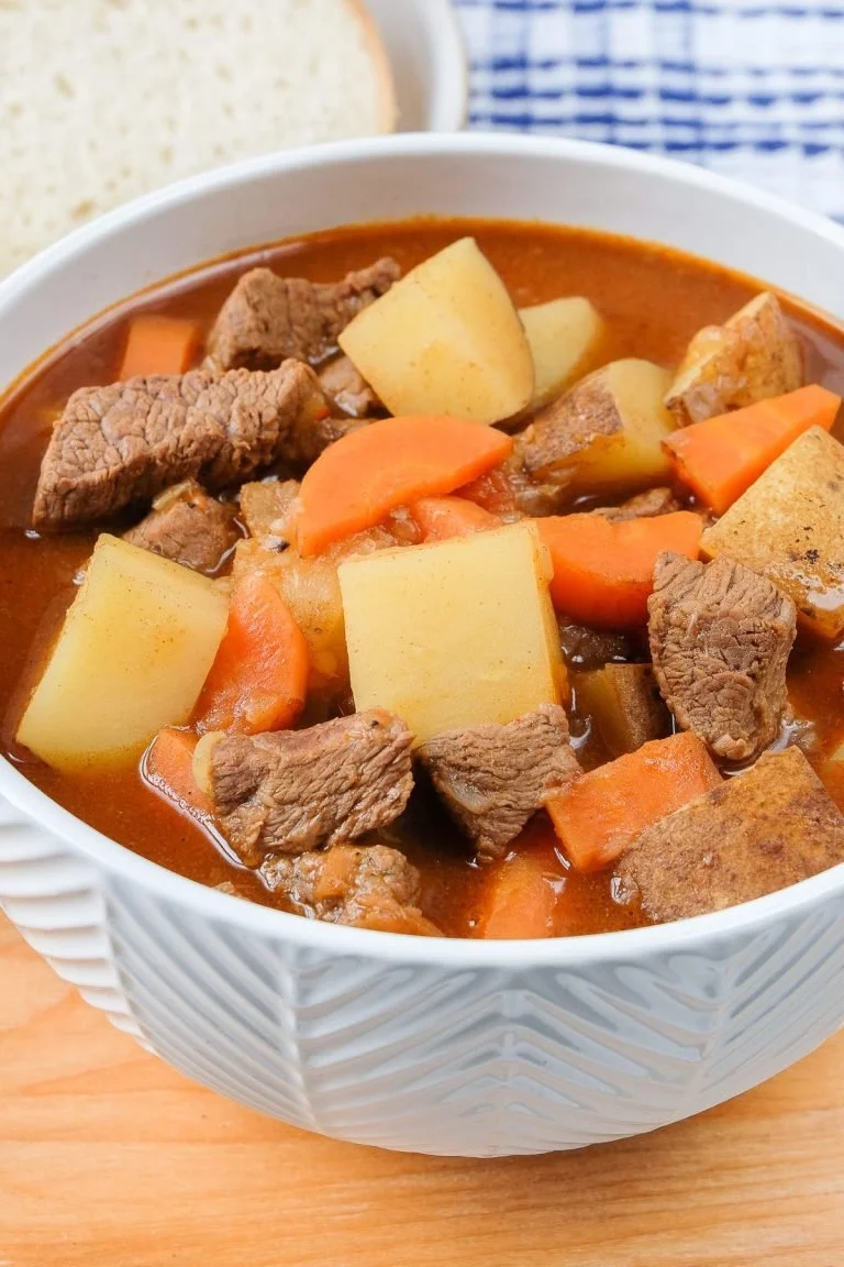 Heerlijke Hongaarse Goulash in een kom, klaar om geserveerd te worden.