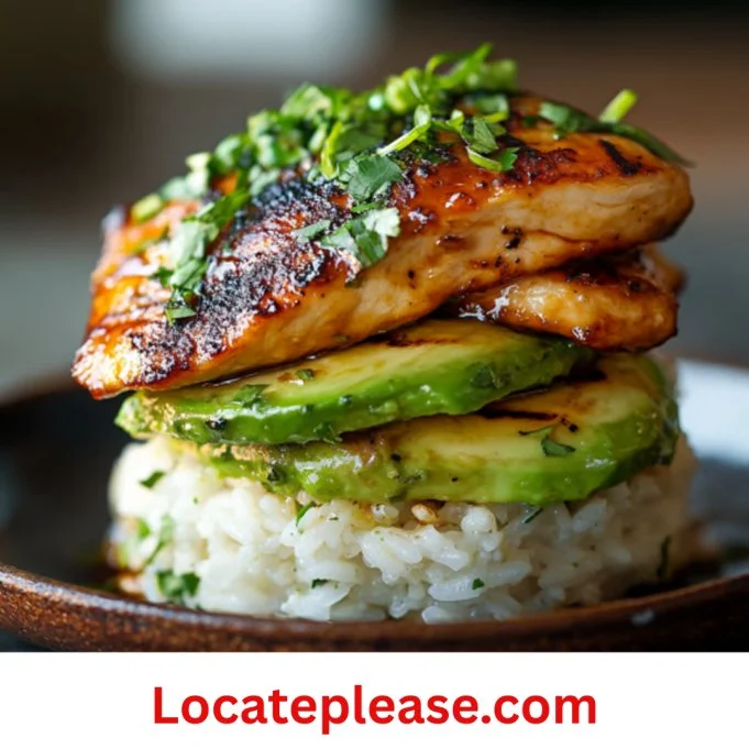 Honing-limoen kip met romige avocado op een bord