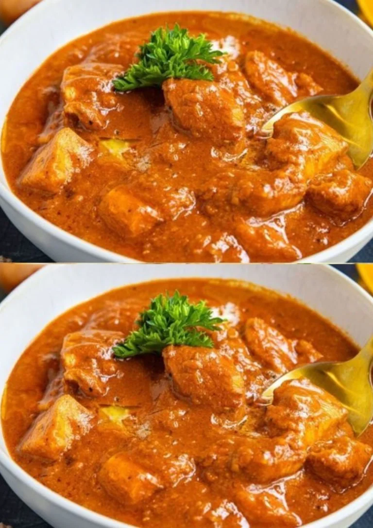 Heerlijke Indiase Boterkip Murgh Makhani geserveerd met naan en rijst.