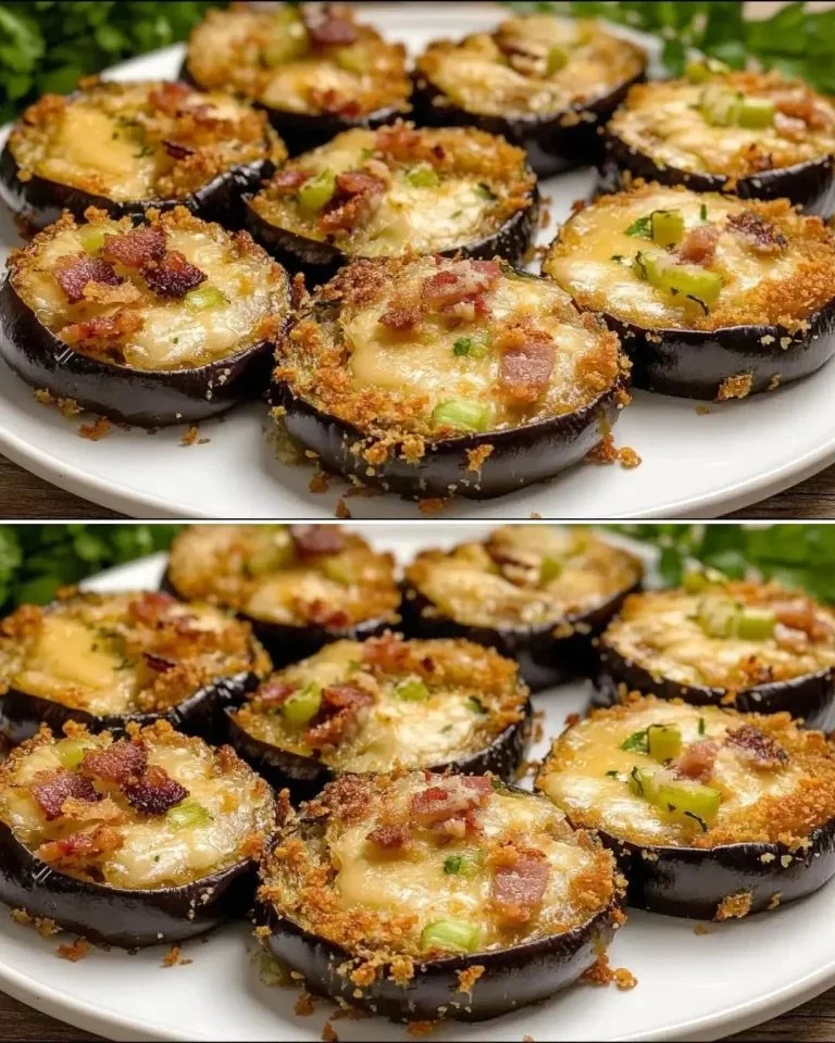 Gevulde aubergine met kaas, spek en prei op een bord