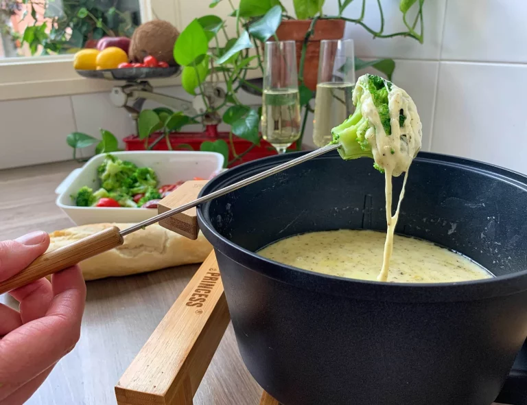 Heerlijke kaasfondue met gesmolten kaas en brood, ideaal voor gezelligheid.
