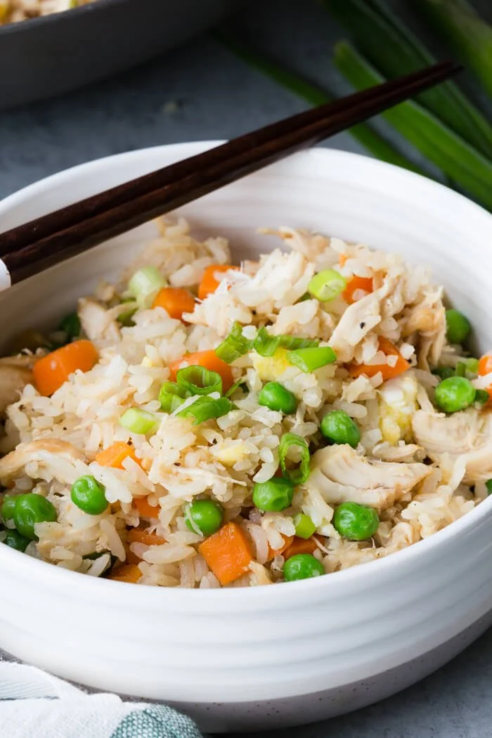 Kip en rijst in de wok met verse groenten