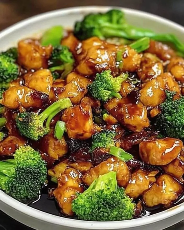 Heerlijke kip met broccoli gerecht op een bord, vers bereid en gezond.
