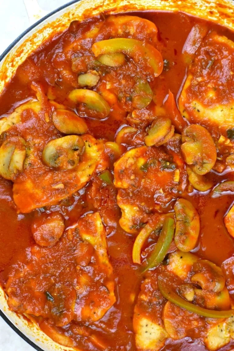 Kip Pizzaiola met tomatensaus en kruiden op een bord
