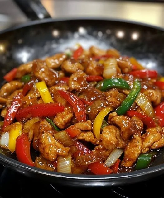 Kip Roerbak met Saus - een smaakvol en eenvoudig recept voor een snelle maaltijd.