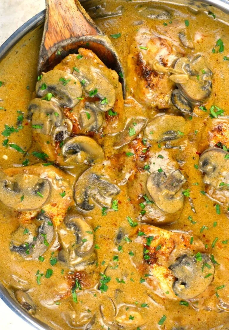 Bord met Kip Stroganoff, een romig gerecht met kip en champignons
