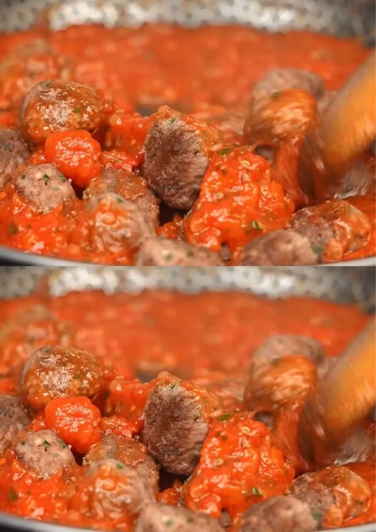 Klassieke Italiaanse spaghetti met gehaktballen in een rijke tomatensaus