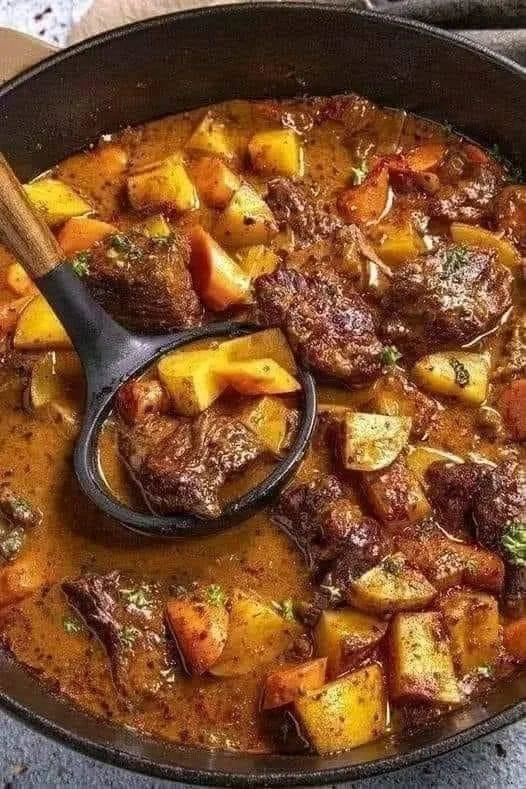 Klassieke slowcooker rundvleesstoofpot met groenten en kruiden