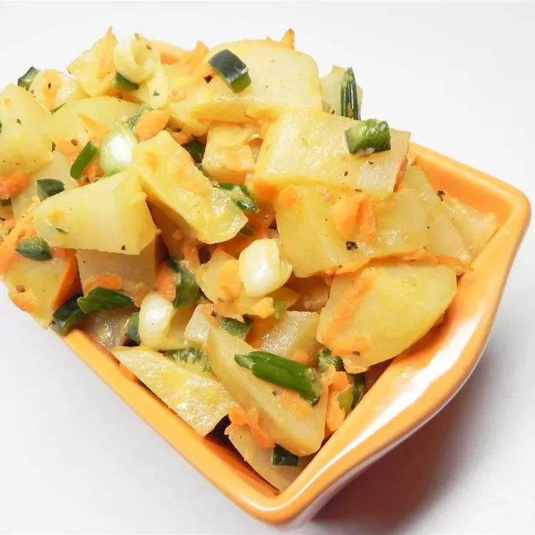 Kleurrijke en gemakkelijke aardappelsalade met verse groenten en dressings