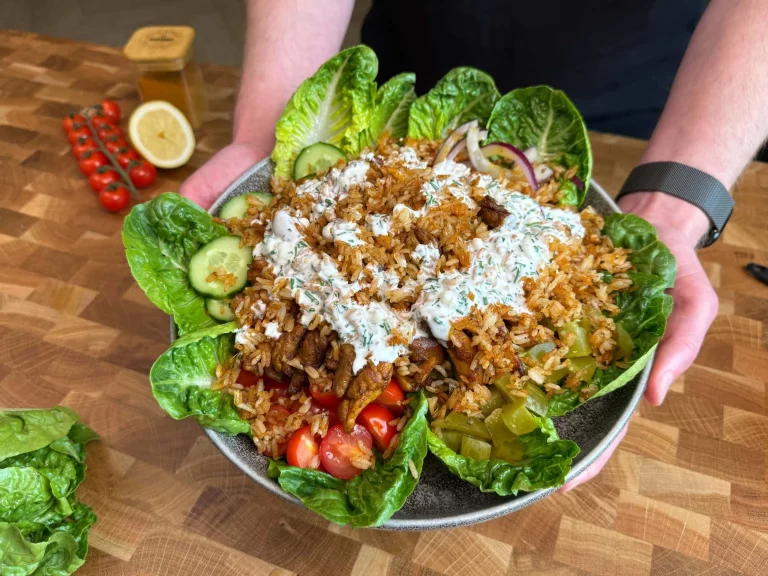 Knapperige Rijst Shawarma Salade op een bord, kleurrijk en smakelijk gepresenteerd.