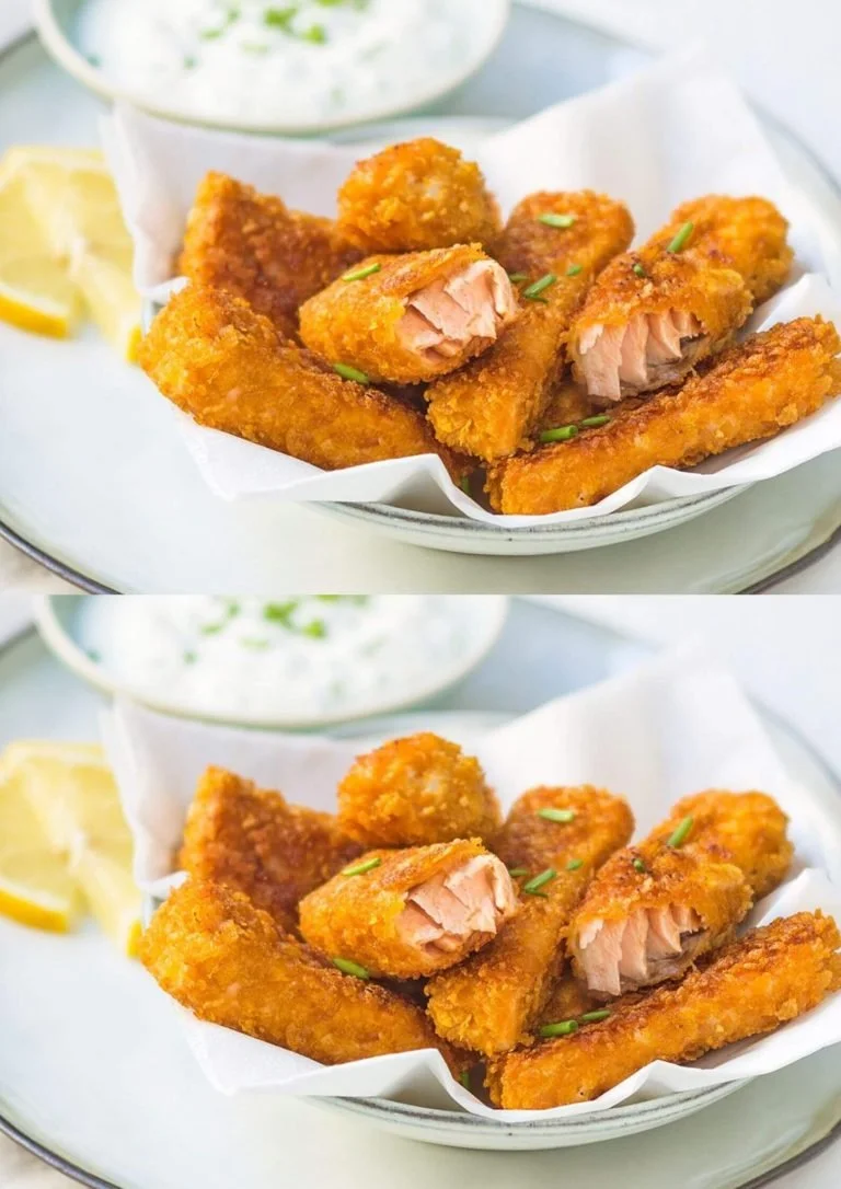 Knapperige zalmsticks met een smakelijke korst op een wit bord