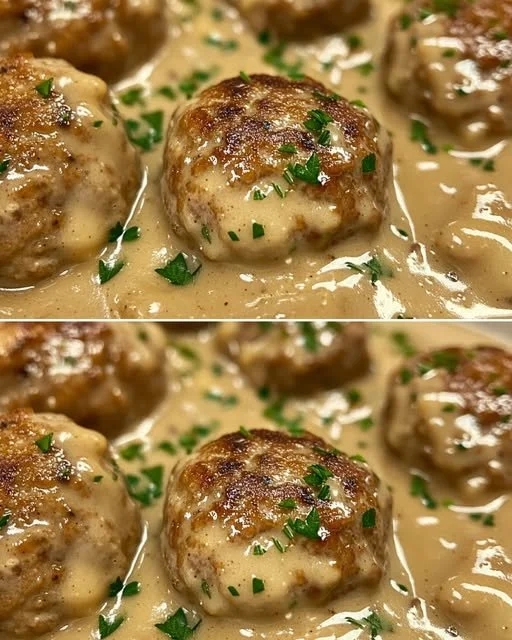 Köttbullar met jus geserveerd op een bord, een heerlijke Zweedse schotel.