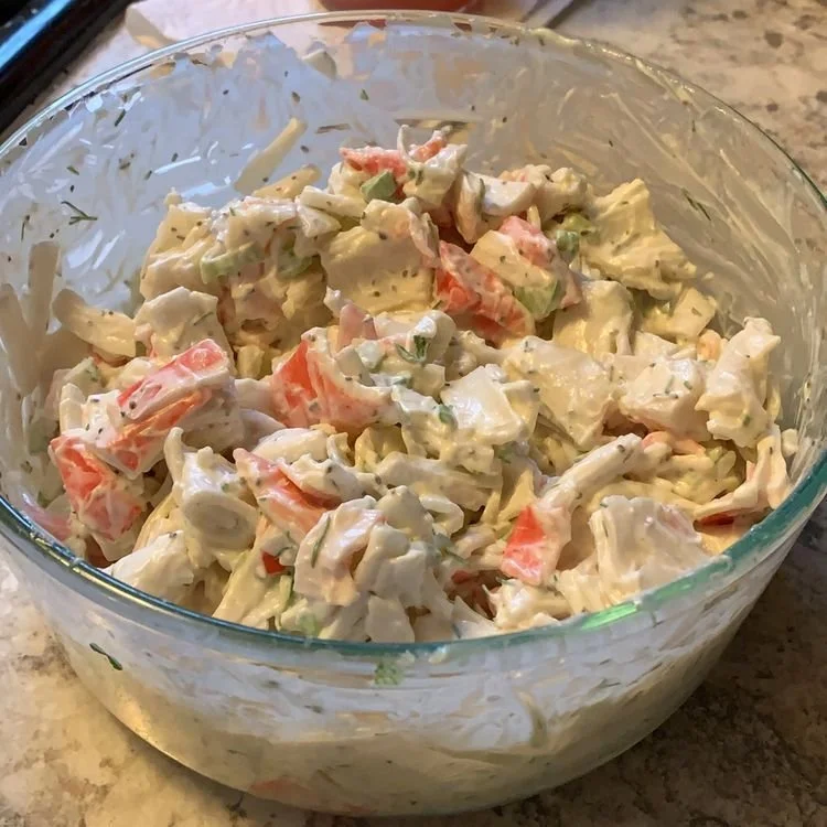 Heerlijke krab zeevruchtensalade met frisse ingrediënten