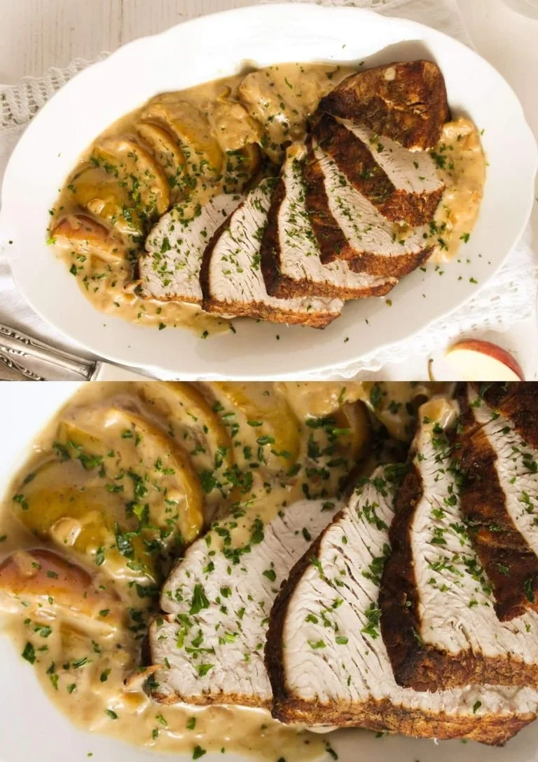 Kruidige kalkoenfilet met appels en romige saus op een bord.
