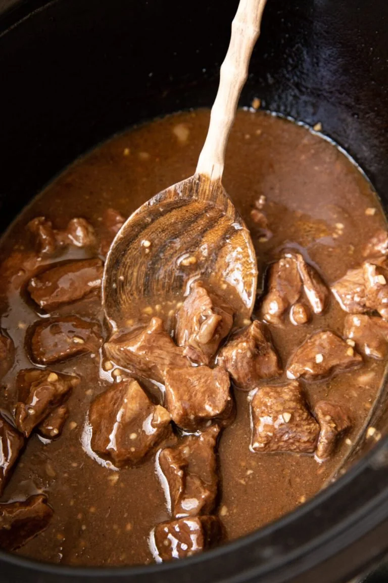 Rundvlees chuck roast bereid in een langzame kookpan met kruiden.