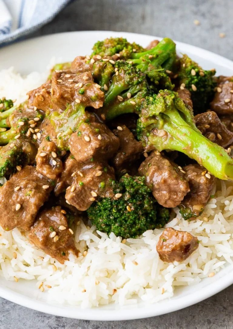 Langzame kookpot met rundvlees en broccoli bereid voor een gezonde maaltijd.