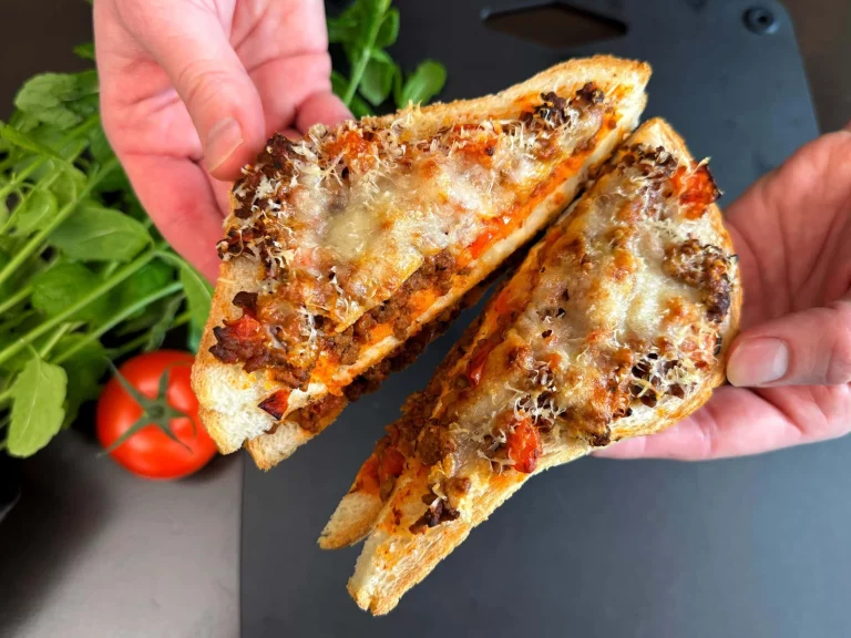 Heerlijke lasagne tosti met gesmolten kaas en kruiden.