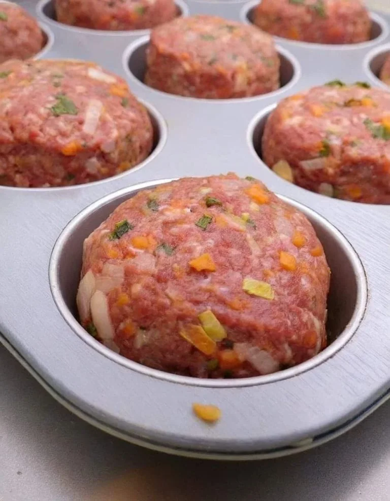 Heerlijke mini gehaktbroodjes geserveerd op een schaal