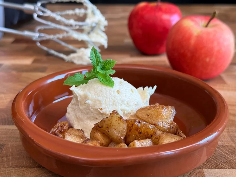 Mislukte Appelcake 't Zusje met appels en kaneel op een bord